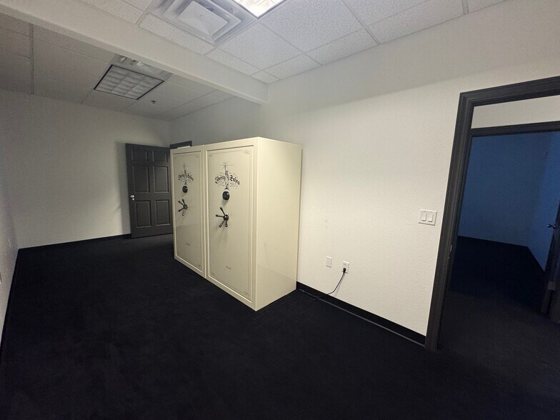 609 Sierra Rose Dr, Reno, NV à louer - Photo de l’immeuble – Image 2 sur 5