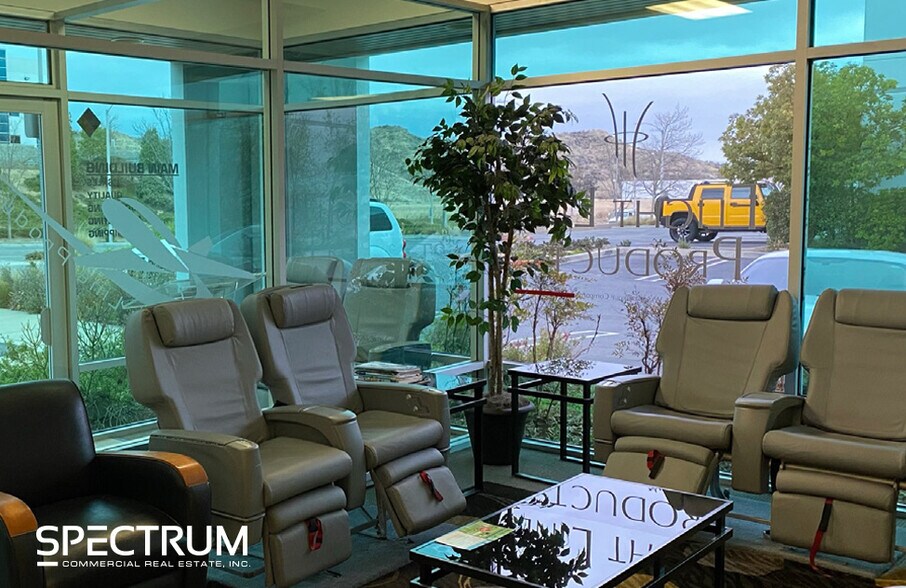 28732 Witherspoon Pky, Valencia, CA à louer - Photo de l’immeuble – Image 3 sur 13