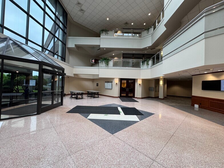 4100 Edison Lakes Pky, Mishawaka, IN à vendre - Photo de l’immeuble – Image 3 sur 14