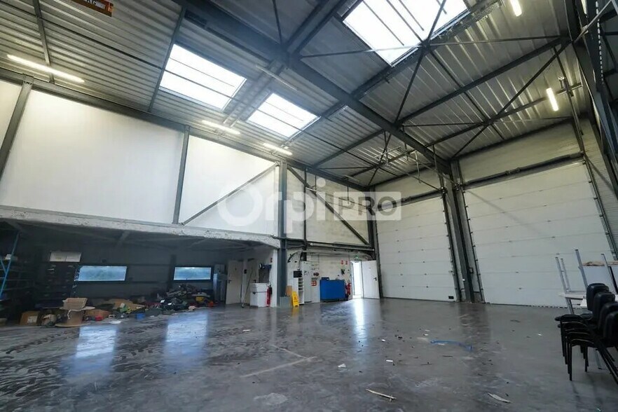300 Impasse Des Quatre Mollards, Janneyrias à louer - Photo de l’immeuble – Image 2 sur 10