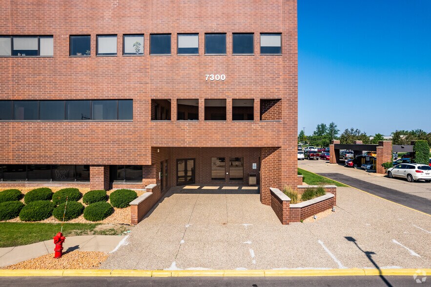 7300 147th St W, Apple Valley, MN à louer - Photo de l’immeuble – Image 3 sur 24