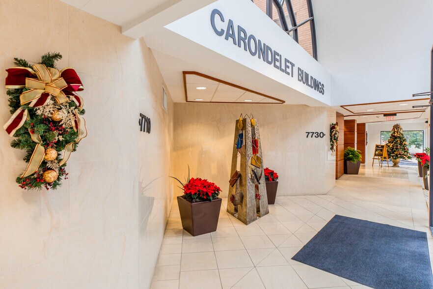 7730 Carondelet Ave, Clayton, MO à louer - Photo de l’immeuble – Image 2 sur 6