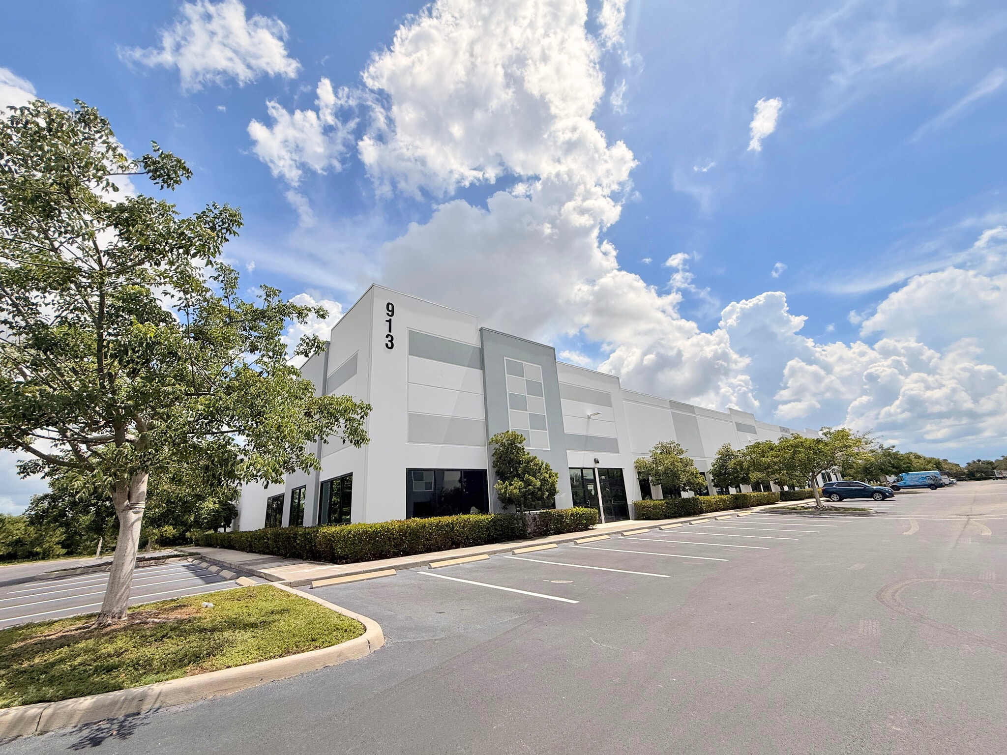 911 E Industrial Cir, Cape Coral, FL à louer Photo de l’immeuble– Image 1 sur 2