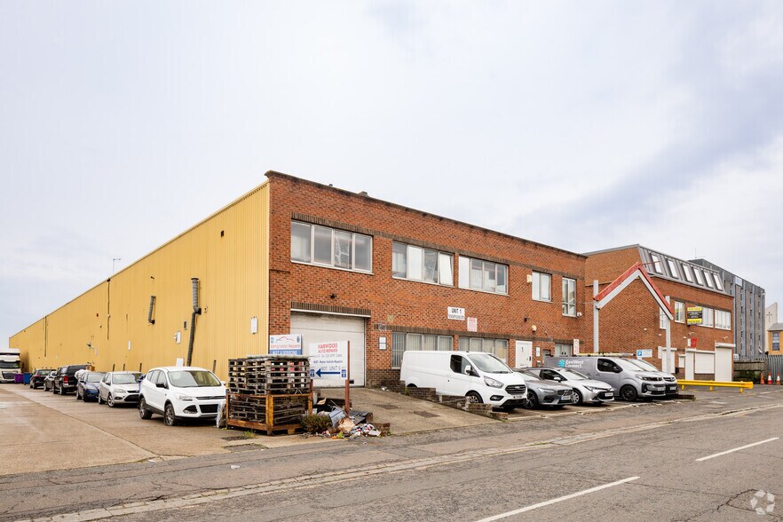 21 Wadsworth Rd, Greenford à louer - Photo principale – Image 1 sur 2