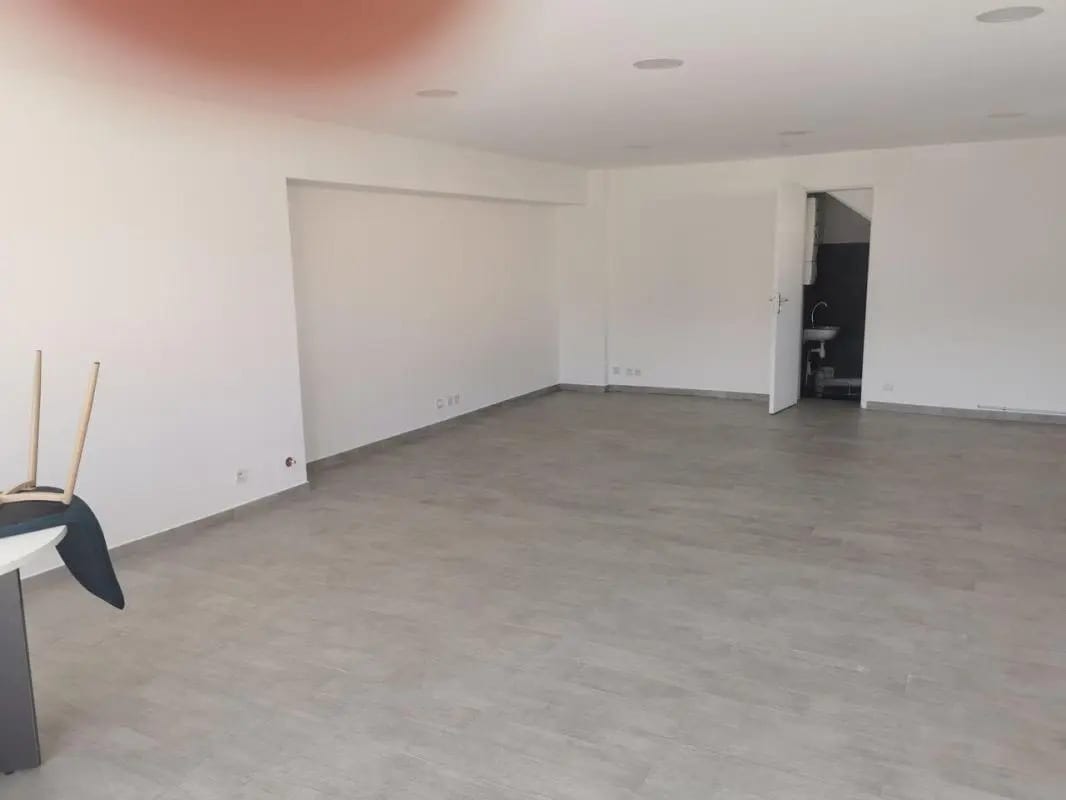 Local commercial dans Trans-en-Provence à louer Photo de l’immeuble– Image 1 sur 3