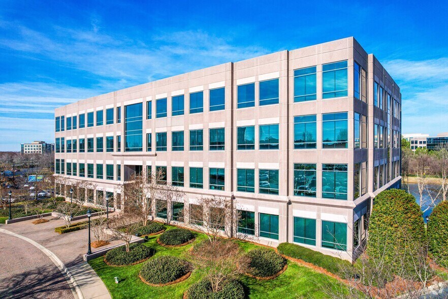 15720 Brixham Hill Ave, Charlotte, NC à louer - Photo de l’immeuble – Image 2 sur 11