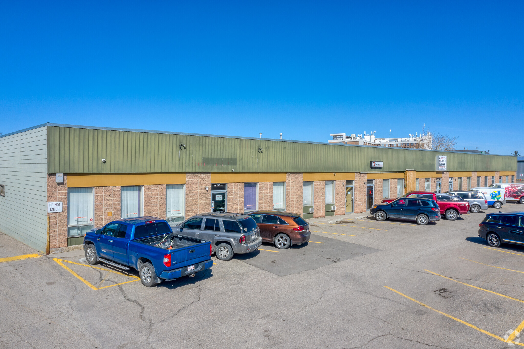 6303 Burbank Rd SE, Calgary, AB à louer Photo principale– Image 1 sur 4