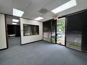 1416-1428 N Sam Houston Pky E, Houston, TX à louer Photo de l’immeuble– Image 1 sur 6