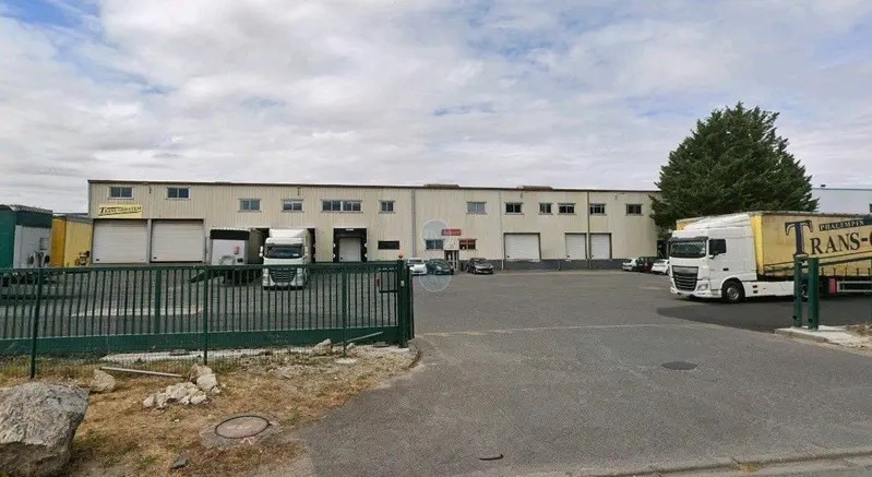 Local d'activités dans Ormes à vendre Photo de l’immeuble– Image 1 sur 2
