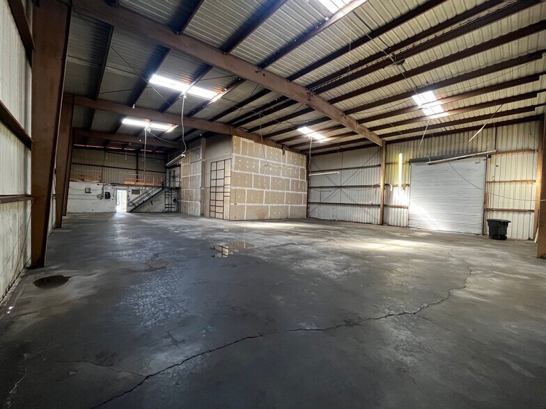 7671 Liberty Dr, Huntington Beach, CA à louer - Photo de l’immeuble – Image 3 sur 4