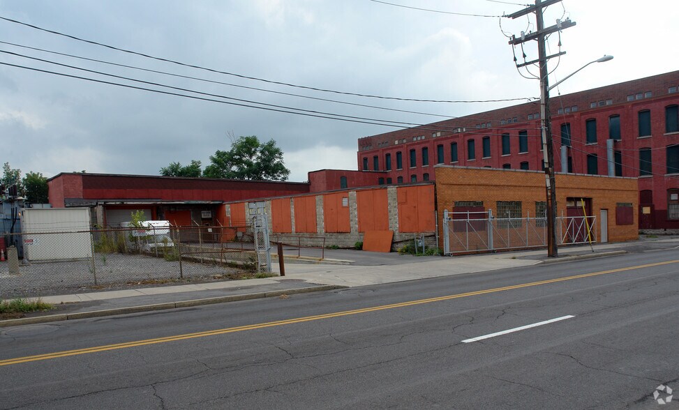 831 Fayette St, Syracuse, NY à louer - Photo de l’immeuble – Image 2 sur 10