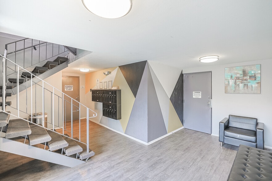 4406 Cahuenga Blvd, North Hollywood, CA à vendre - Hall d’entrée – Image 3 sur 32