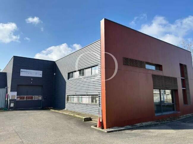 Plus de détails pour 6 Rue Jean Perrin, Chassieu - Local d’activités à vendre