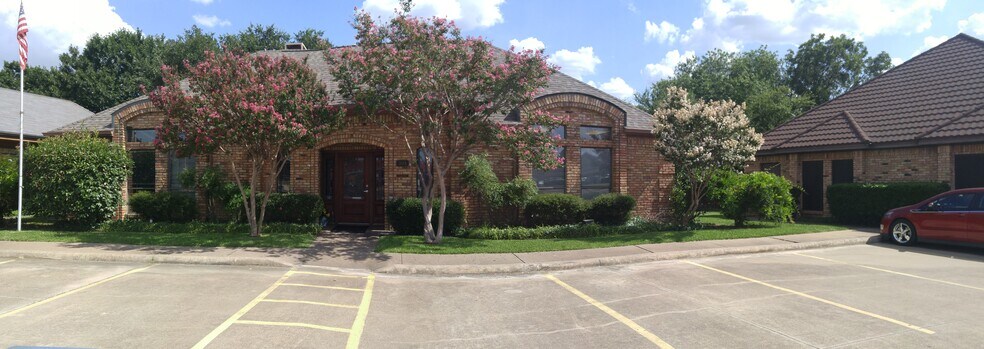 304 Harwood Rd, Bedford, TX à louer - Photo principale – Image 1 sur 20