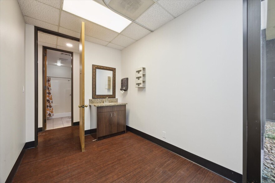 560 Blossom St, Webster, TX à louer - Photo de l’immeuble – Image 2 sur 10