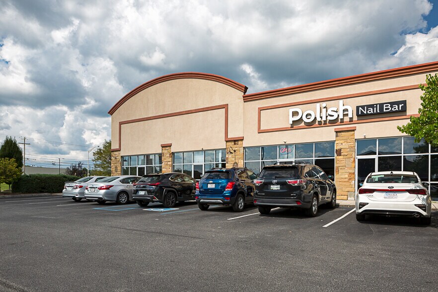 2637 E Stone Dr, Kingsport, TN à louer - Photo de l’immeuble – Image 3 sur 8