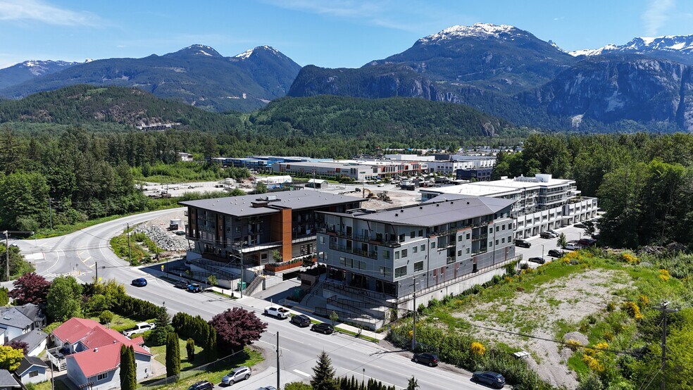 39668 Government Rd, Squamish, BC à vendre - Photo de l’immeuble – Image 2 sur 11