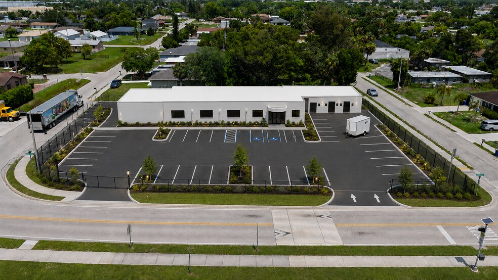 2305 Henderson Ave, Fort Myers, FL à louer - Photo de l’immeuble – Image 1 sur 1