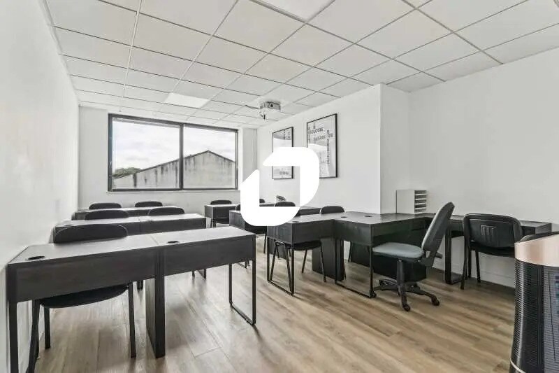 Bureau dans Ivry-sur-Seine à louer - Photo de l’immeuble – Image 3 sur 13