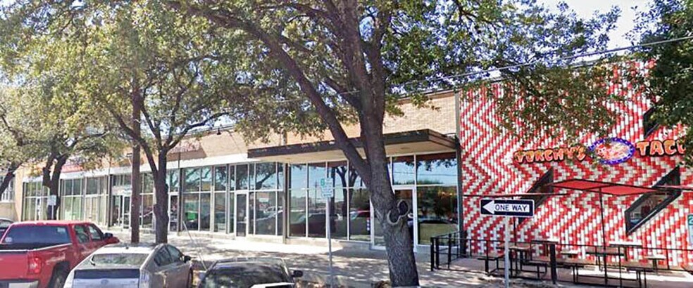301 N Guadalupe St, San Marcos, TX à louer - Photo de l’immeuble – Image 2 sur 4