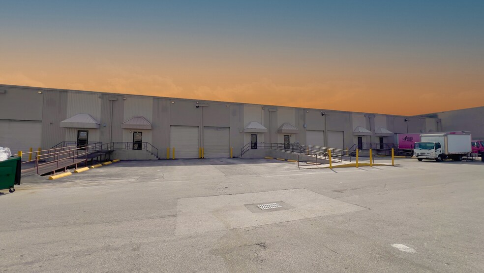 2850-2930 NW 72nd Ave, Miami, FL à louer - Photo de l’immeuble – Image 2 sur 4