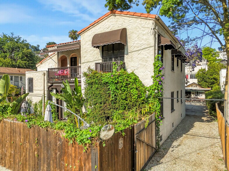 2420 N Beachwood Dr, Los Angeles, CA à vendre - Photo de l’immeuble – Image 2 sur 37