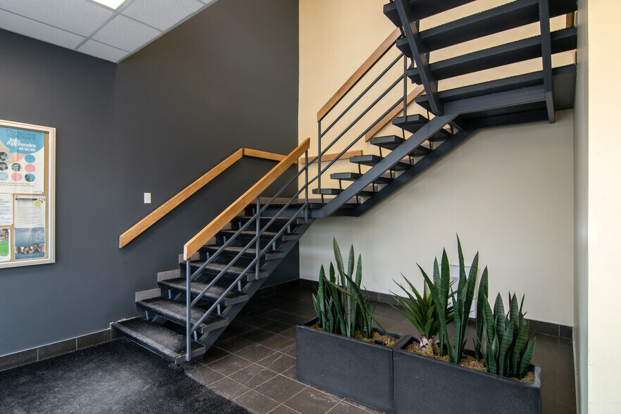 2250-2300 Av Bennett, Montréal, QC à louer - Hall d’entrée – Image 2 sur 7