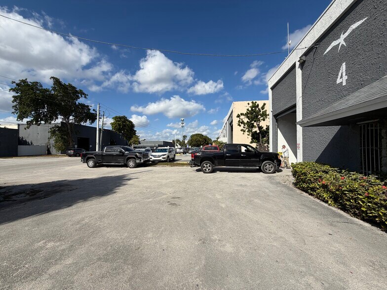 13165 NW 47th Ave, Opa Locka, FL à louer - Photo de l’immeuble – Image 2 sur 4