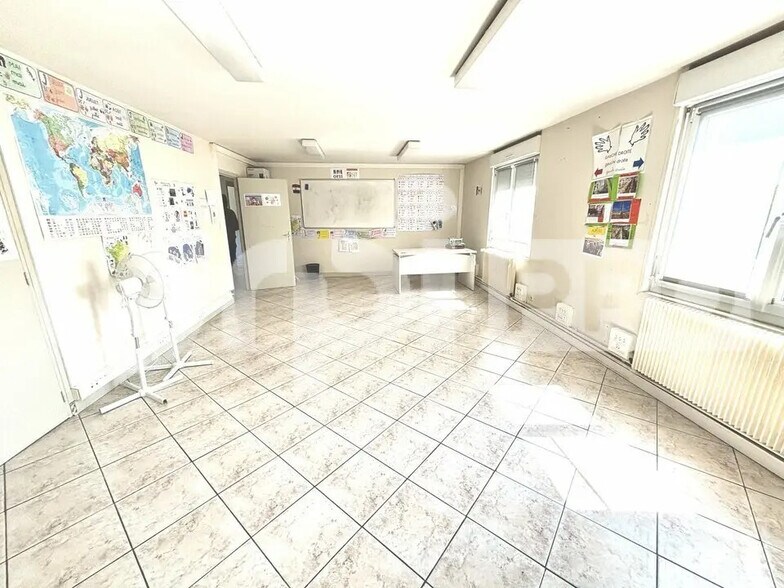 Bureau dans Compiègne à louer - Photo de l’immeuble – Image 2 sur 12