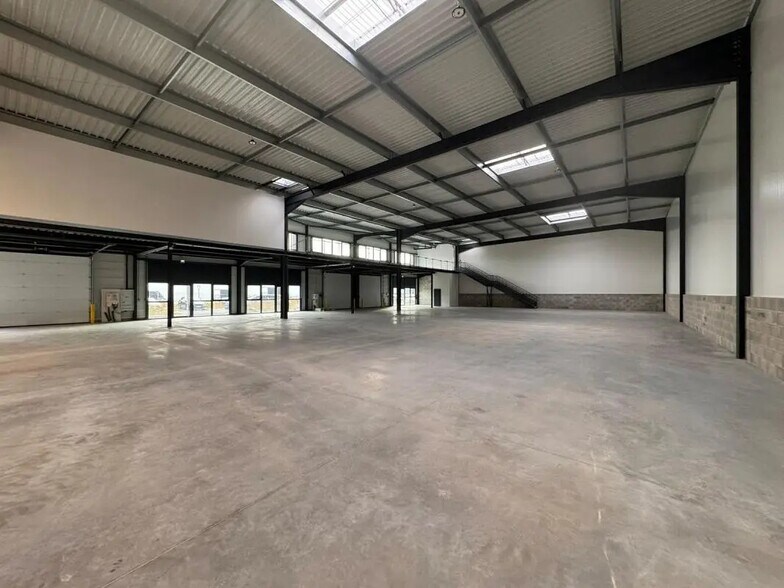 Local d’activités dans Saint-Laurent-de-Mure à louer - Photo de l’immeuble – Image 3 sur 12