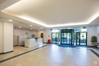 2 Arlington Sq, Bracknell à louer Hall d’entrée– Image 1 sur 9