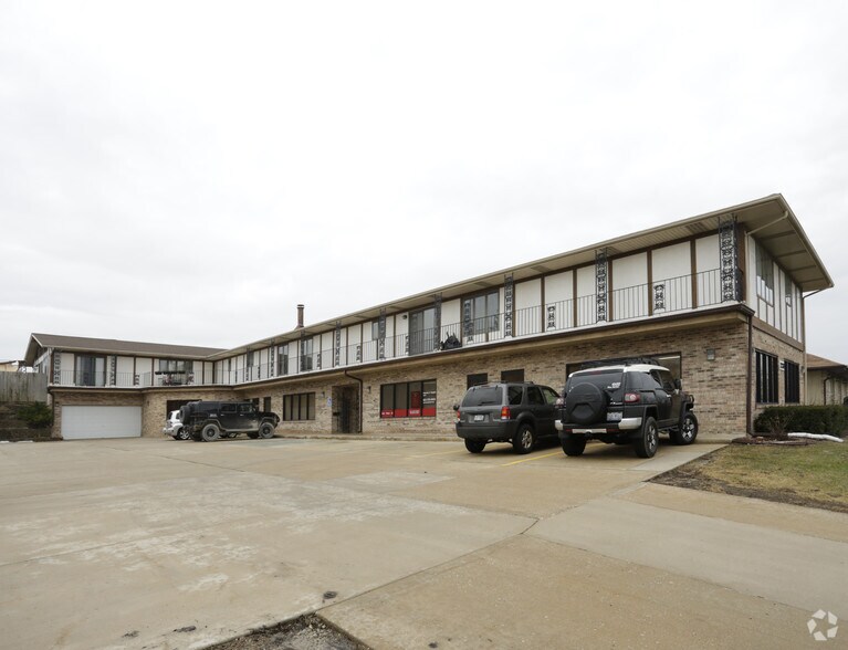 2233 Theodore St, Crest Hill, IL à louer - Photo principale – Image 1 sur 2