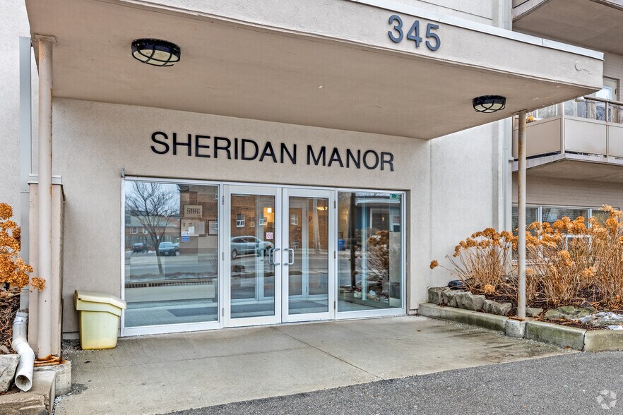 345 Lakeshore Rd W, Mississauga, ON à louer - Photo de l’immeuble – Image 3 sur 20