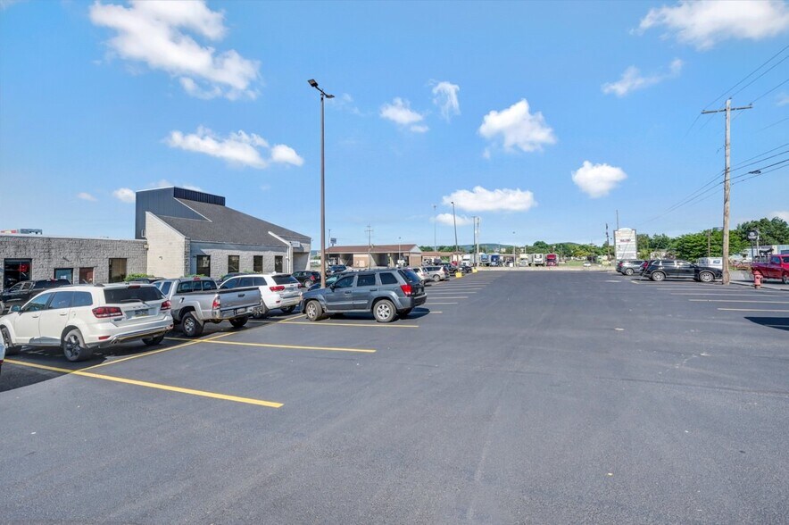 116-120 Monahan Ave, Dunmore, PA à louer - Photo principale – Image 1 sur 8