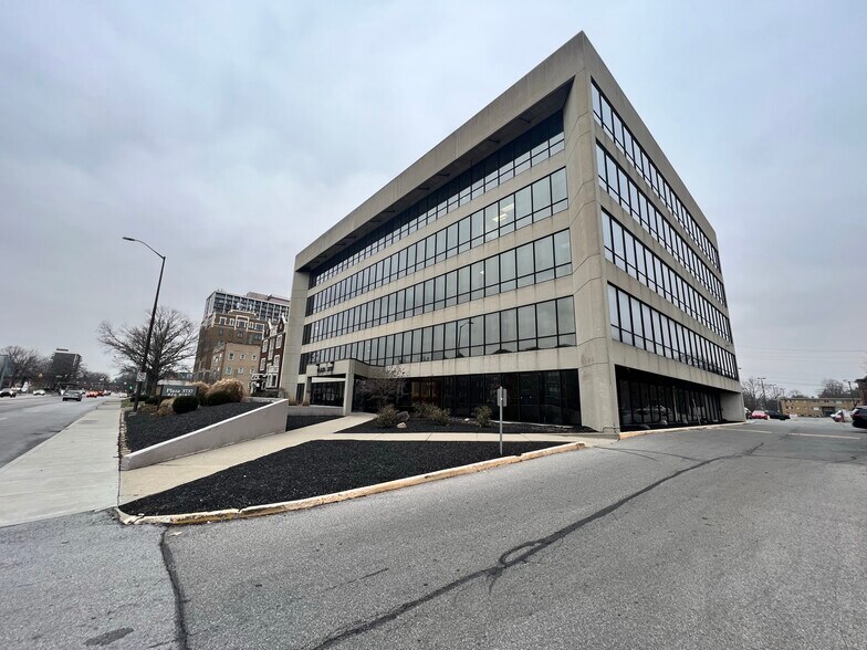 3737 N Meridian St, Indianapolis, IN à louer - Photo de l’immeuble – Image 3 sur 4