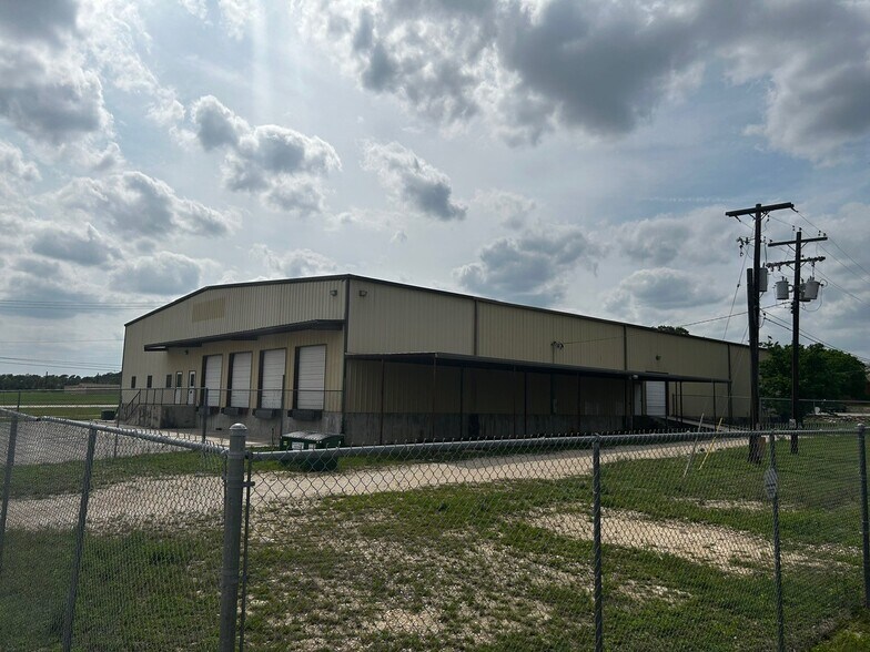 111 E McCarty Ln, San Marcos, TX à louer - Photo de l’immeuble – Image 3 sur 7