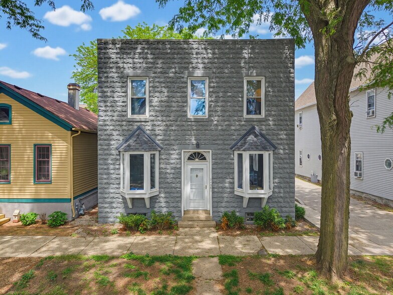 2436 S Wentworth Ave, Milwaukee, WI à vendre - Photo principale – Image 1 sur 39