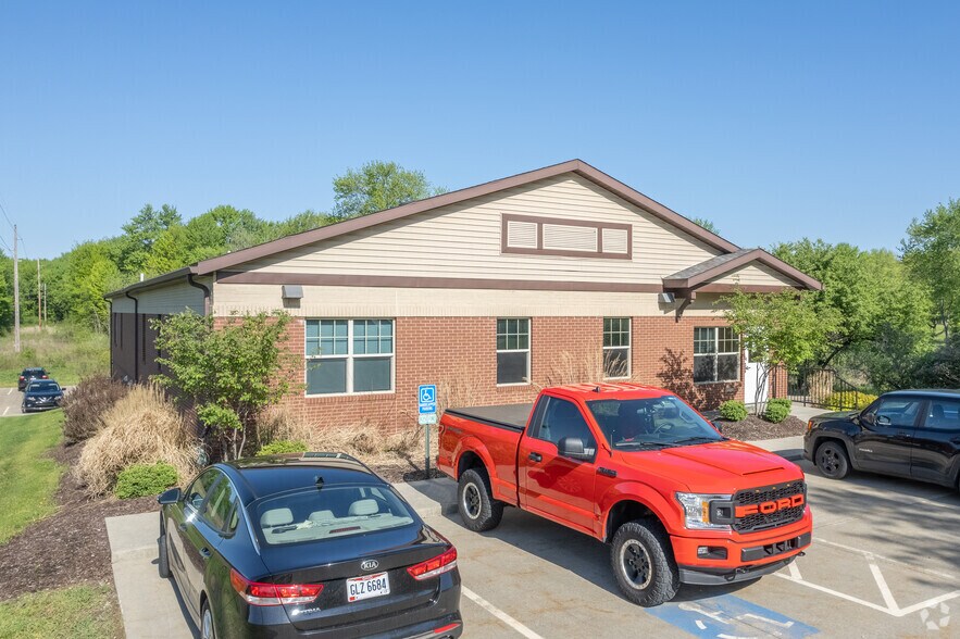 4576 Massillon Rd, Canton, OH à louer - Photo de l’immeuble – Image 1 sur 9