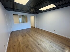 15928 Ventura Blvd, Encino, CA à louer Photo de l’immeuble– Image 2 sur 2