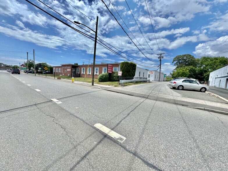 20 Medford Ave, Patchogue, NY à vendre - Photo de l’immeuble – Image 1 sur 41