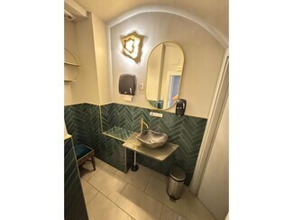 Plus de détails pour Local commercial à louer