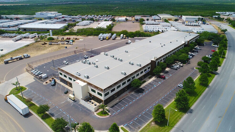 11204 McPherson Rd, Laredo, TX à louer - Photo de l’immeuble – Image 2 sur 6