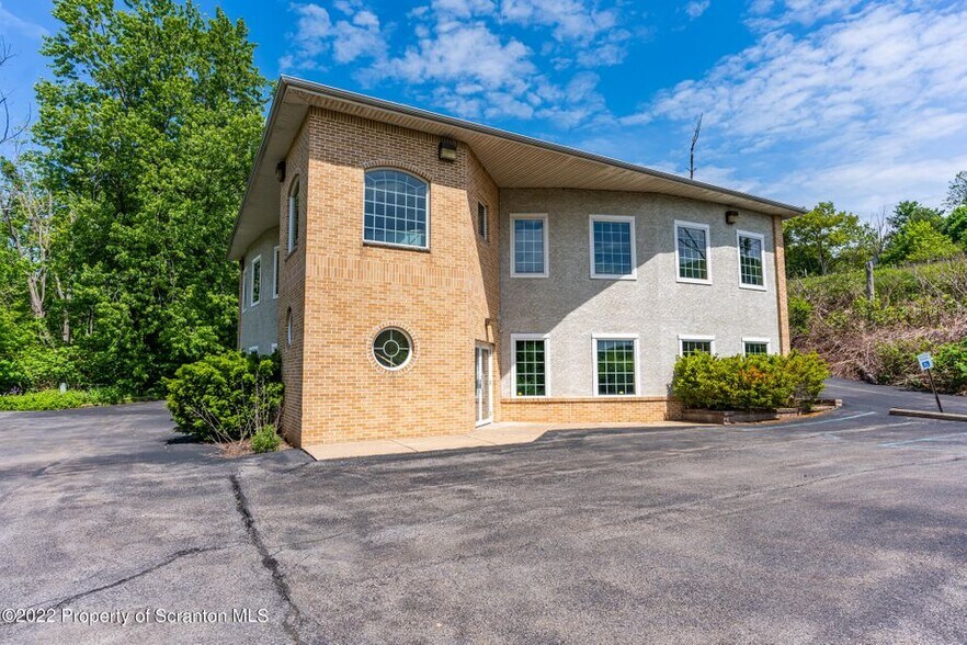 105 Layton Rd, Clarks Summit, PA à louer - Photo de l’immeuble – Image 3 sur 23