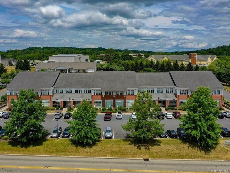 30 Hatfield Ln, Goshen, NY à louer - Photo de l’immeuble – Image 2 sur 14