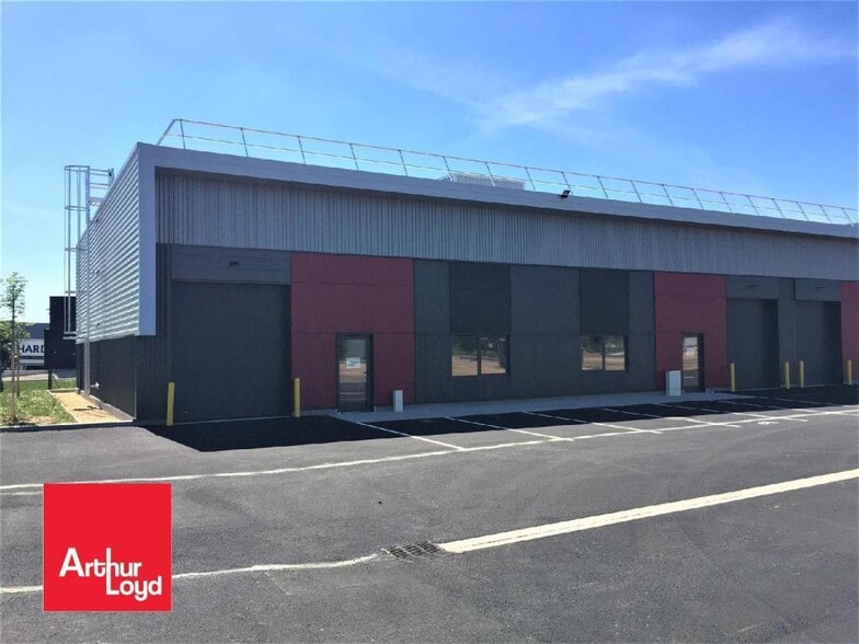 Local d’activités dans Dreux à louer - Photo de l’immeuble – Image 3 sur 3