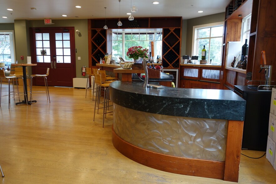14612 Big Basin Way, Saratoga, CA à louer - Photo de l’immeuble – Image 3 sur 8