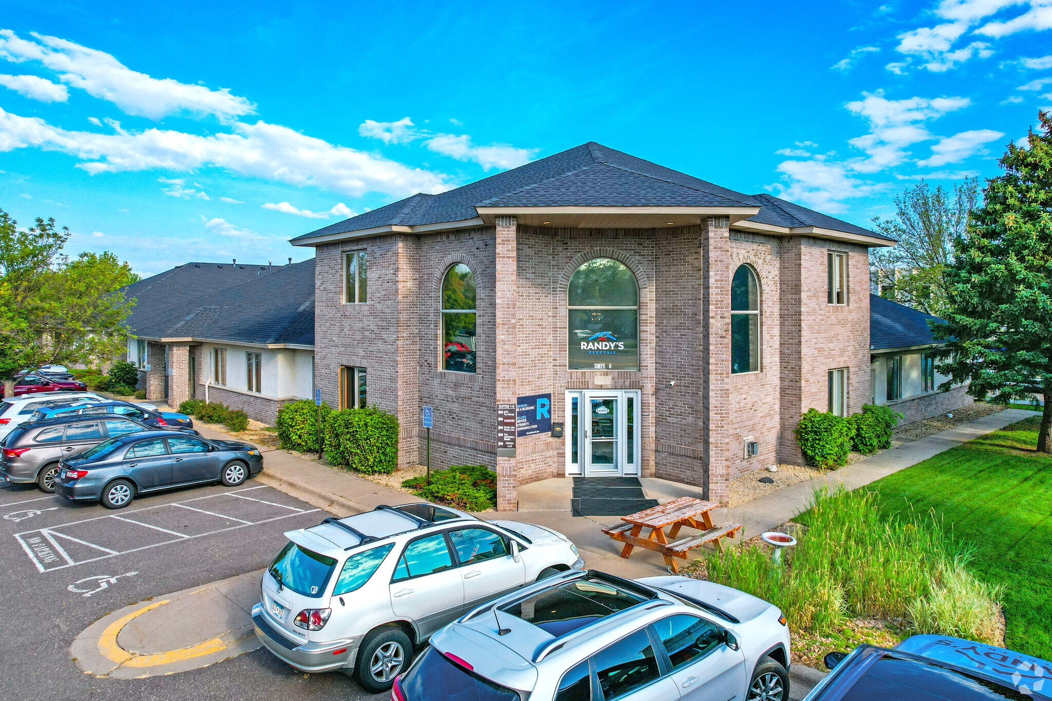 8557 Wyoming Ave N, Brooklyn Park, MN à louer Photo principale– Image 1 sur 32