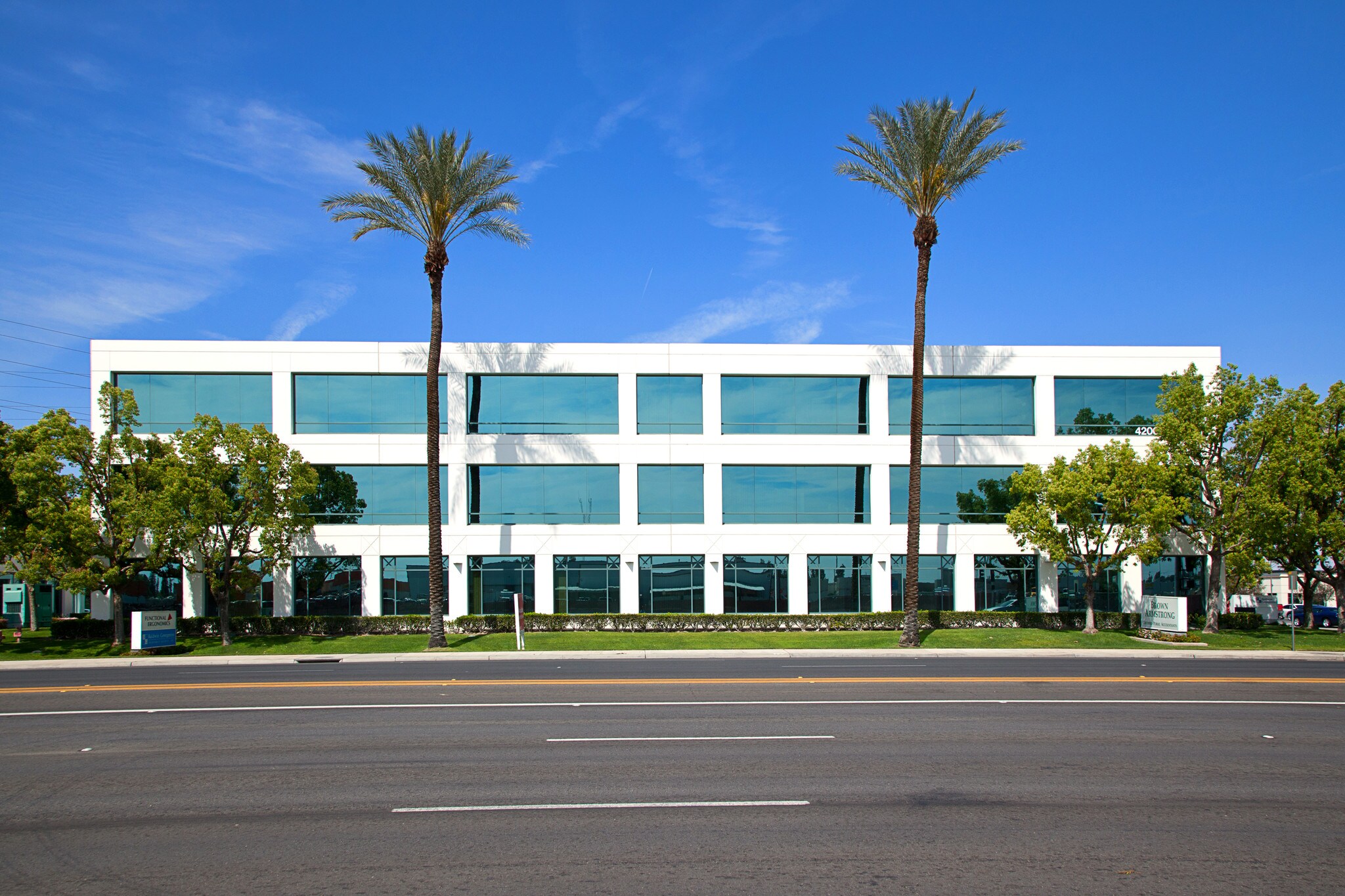 4200 Truxtun Ave, Bakersfield, CA à louer Photo principale– Image 1 sur 8