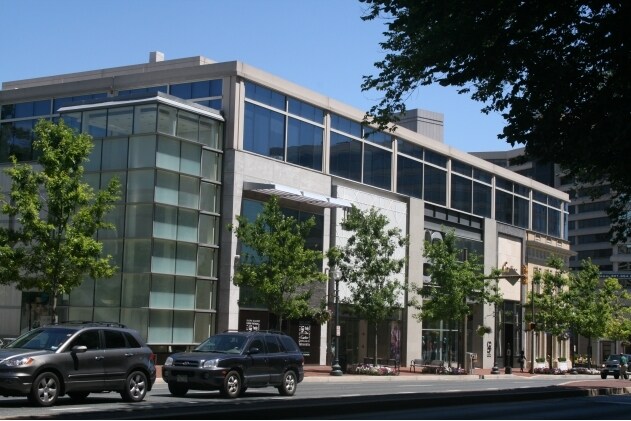 5480 Wisconsin Ave, Chevy Chase, MD à louer - Photo de l’immeuble – Image 2 sur 49