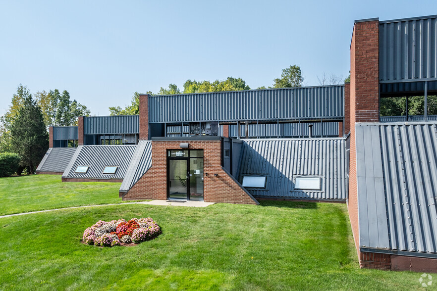 257 Simarano Dr, Marlborough, MA à louer - Photo de l’immeuble – Image 3 sur 10